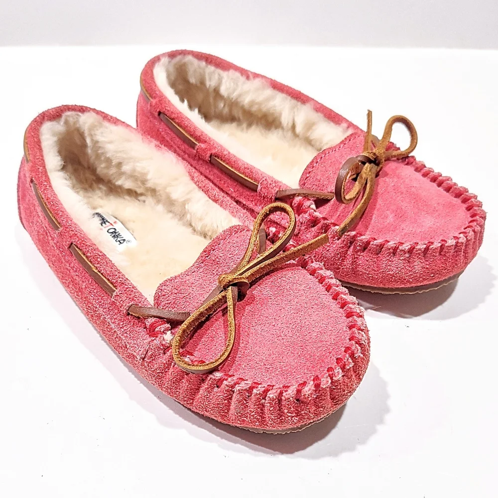 Minnetonka Cassie Pink Slippers Moccasins Girls Size 3 Suede Leather Slip Ons